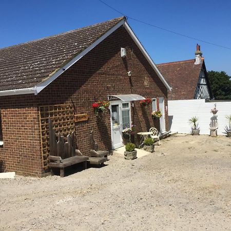 Villa Hogwarts Bed And Continental Breakfast Sheerness Esterno foto