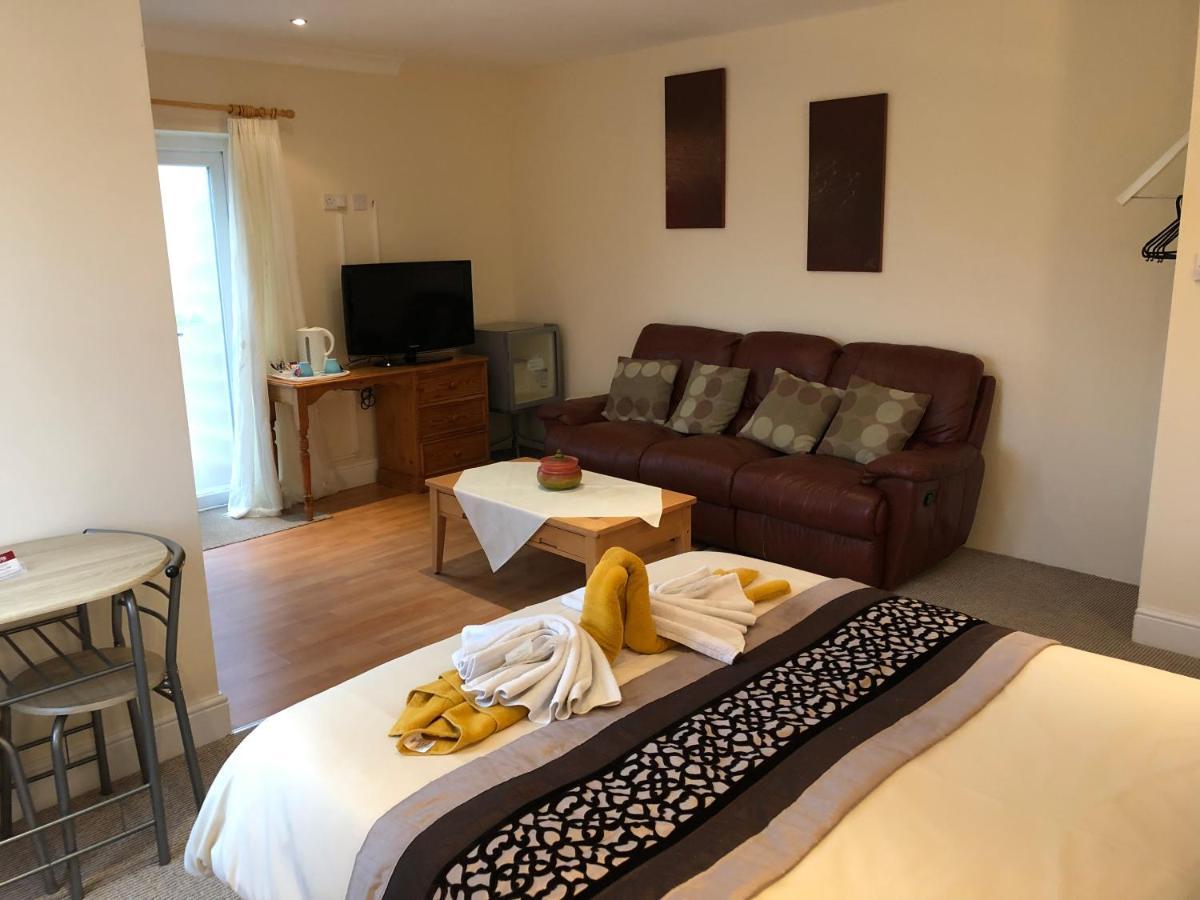 Villa Hogwarts Bed And Continental Breakfast Sheerness Esterno foto