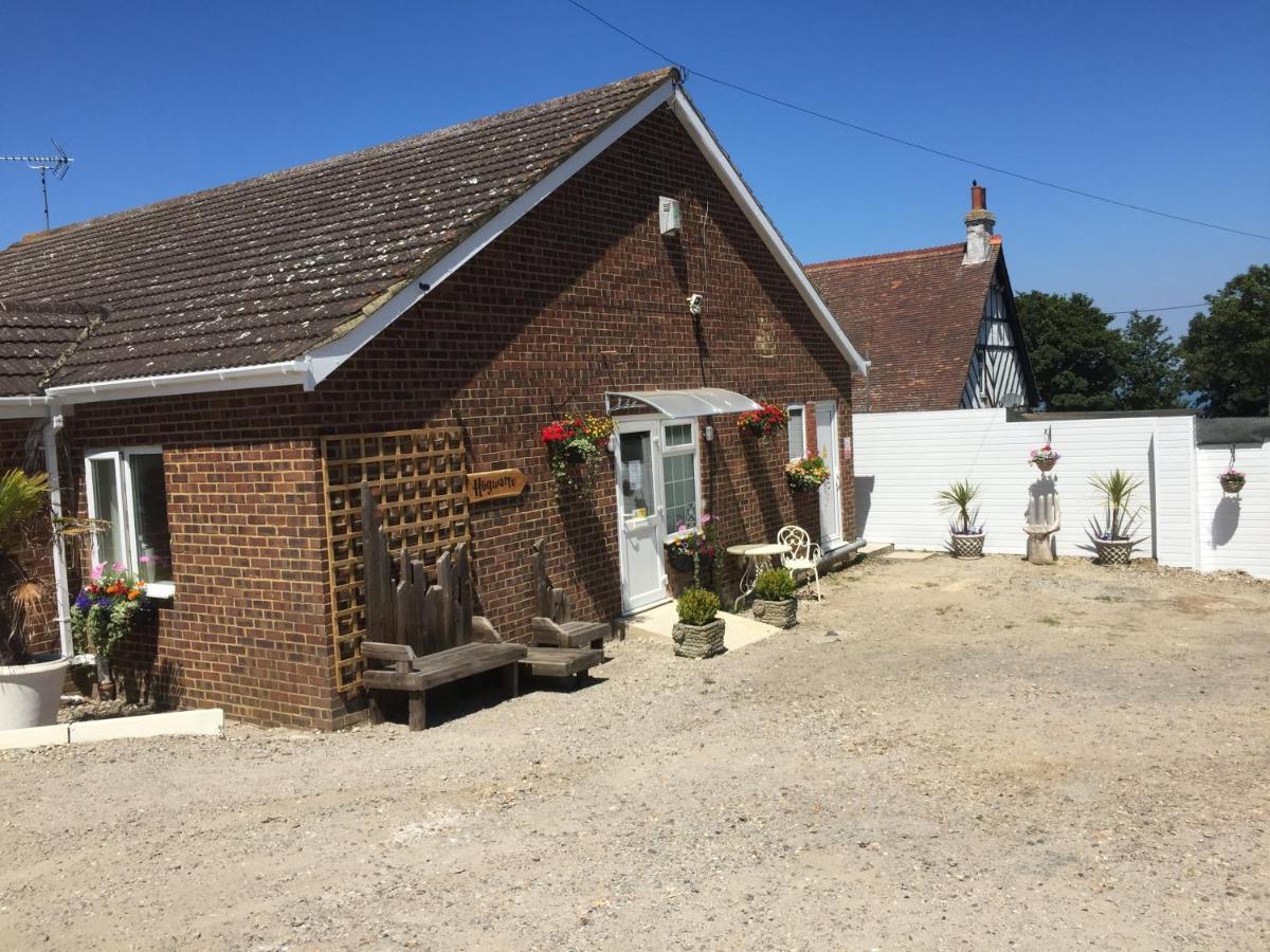 Villa Hogwarts Bed And Continental Breakfast Sheerness Esterno foto