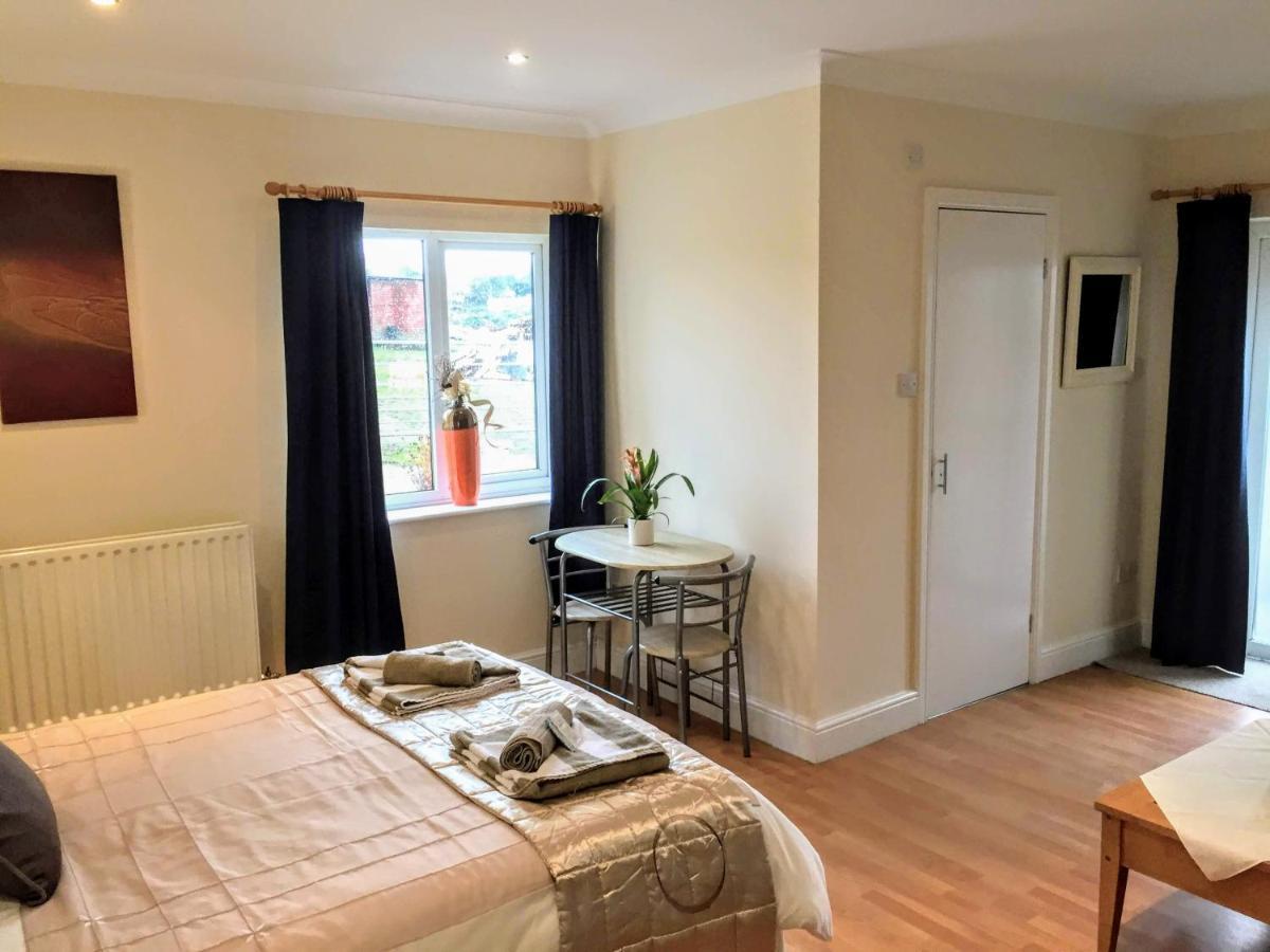 Villa Hogwarts Bed And Continental Breakfast Sheerness Esterno foto